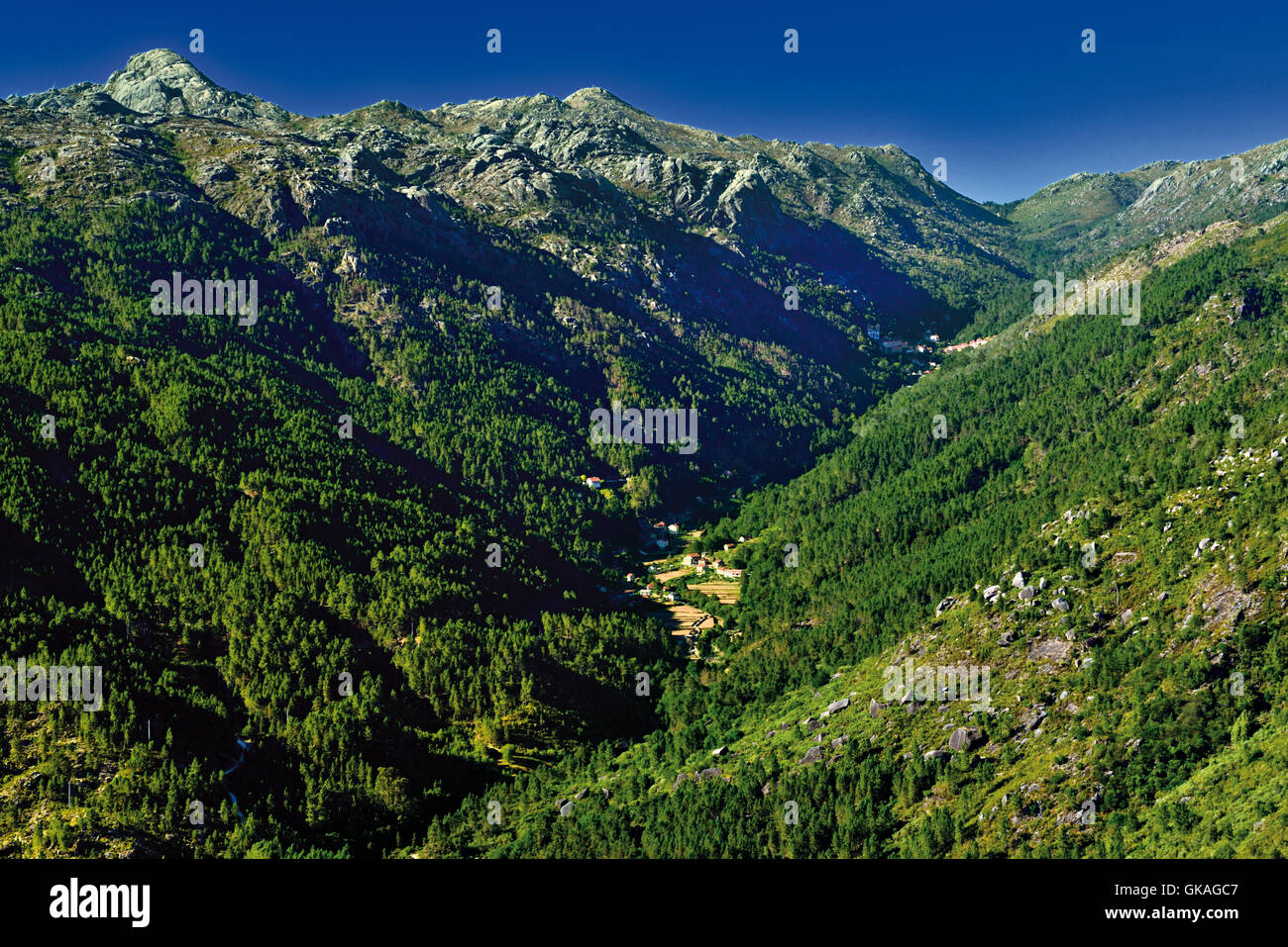 Le Portugal, Minho : montagne et vallée verte dans le Parc National Peneda Geres Banque D'Images