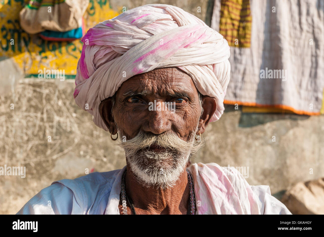 Un vieil indien homme assis avec barbe et turban,rajasthan, Inde Banque D'Images