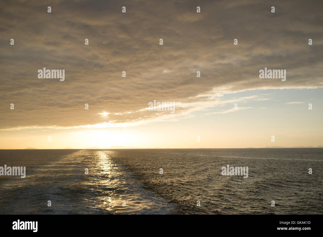 Coucher de soleil depuis un ferry dans les Hébrides extérieures, en Écosse Banque D'Images