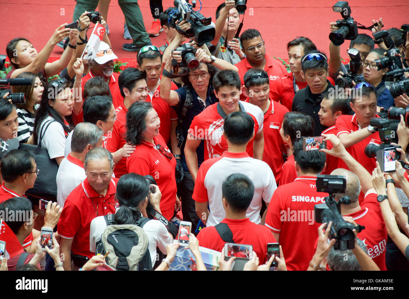 L'École Joseph, le Singapore's premier médaillé d'or olympique, sur sa revue de la victoire autour de Singapour Banque D'Images