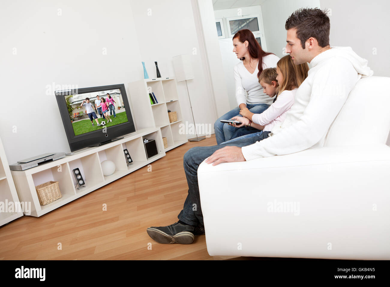 Bebé viendo la televisión Banque de photographies et d’images à haute résolution Alamy