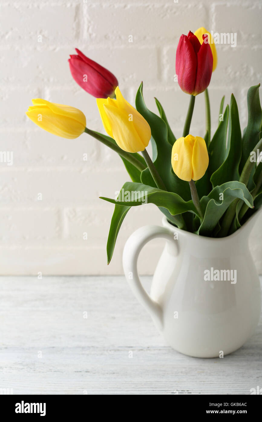 Magnifiques tulipes dans un vase, des fleurs Banque D'Images