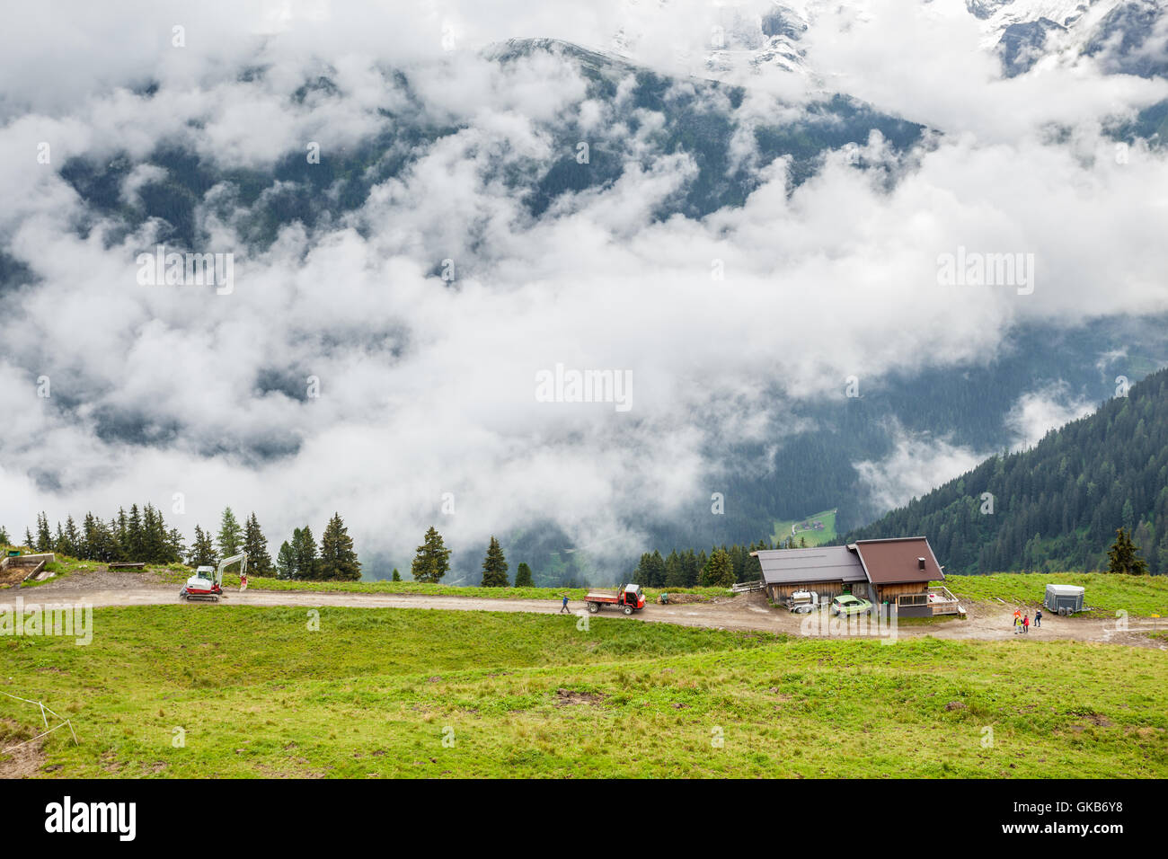 Pelle et d'un petit camion pour les trous bouchés dans la route de montagne dans la région de Eagle Tux, Zillertal, Autriche Banque D'Images