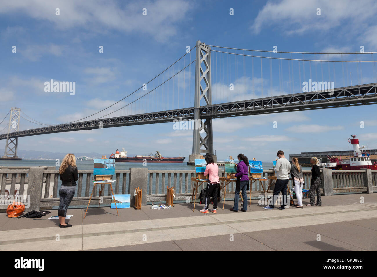 San Francisco, Californie : la classe d'Art de la peinture à San Francisco Oakland Bay Bridge plein air sur l'Embarcadero. Banque D'Images