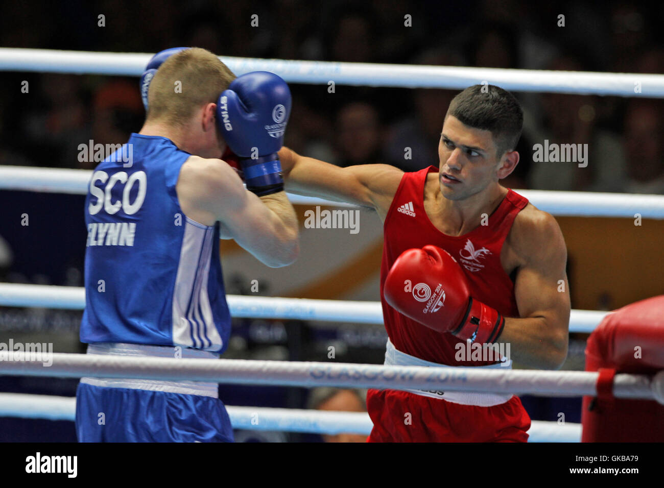 Codina, Joseph, le Pays de Galles (rouge) v Charlie FLYNN, l'Écosse (bleu) chez les hommes poids léger (60kg) Demi-finales au SECC, Jeux du Commonwealth de 2014, Glasgow. Charlie Flynn a gagné le combat. Banque D'Images