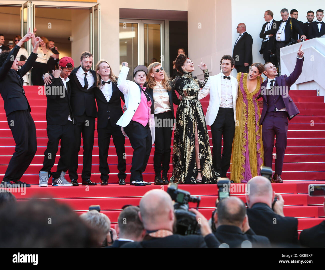 L'acteur et directeur de 'American Honey' dance sur le tapis rouge qu ...