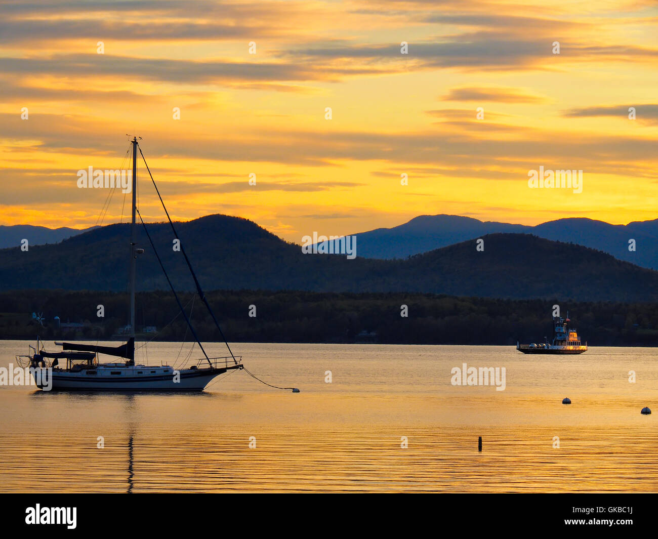 Ferry, Essex Charlotte Ferry Dock.Vue sur le lac Champlain et les Adirondacks. Charlotte, Vermont, Etats-Unis Banque D'Images