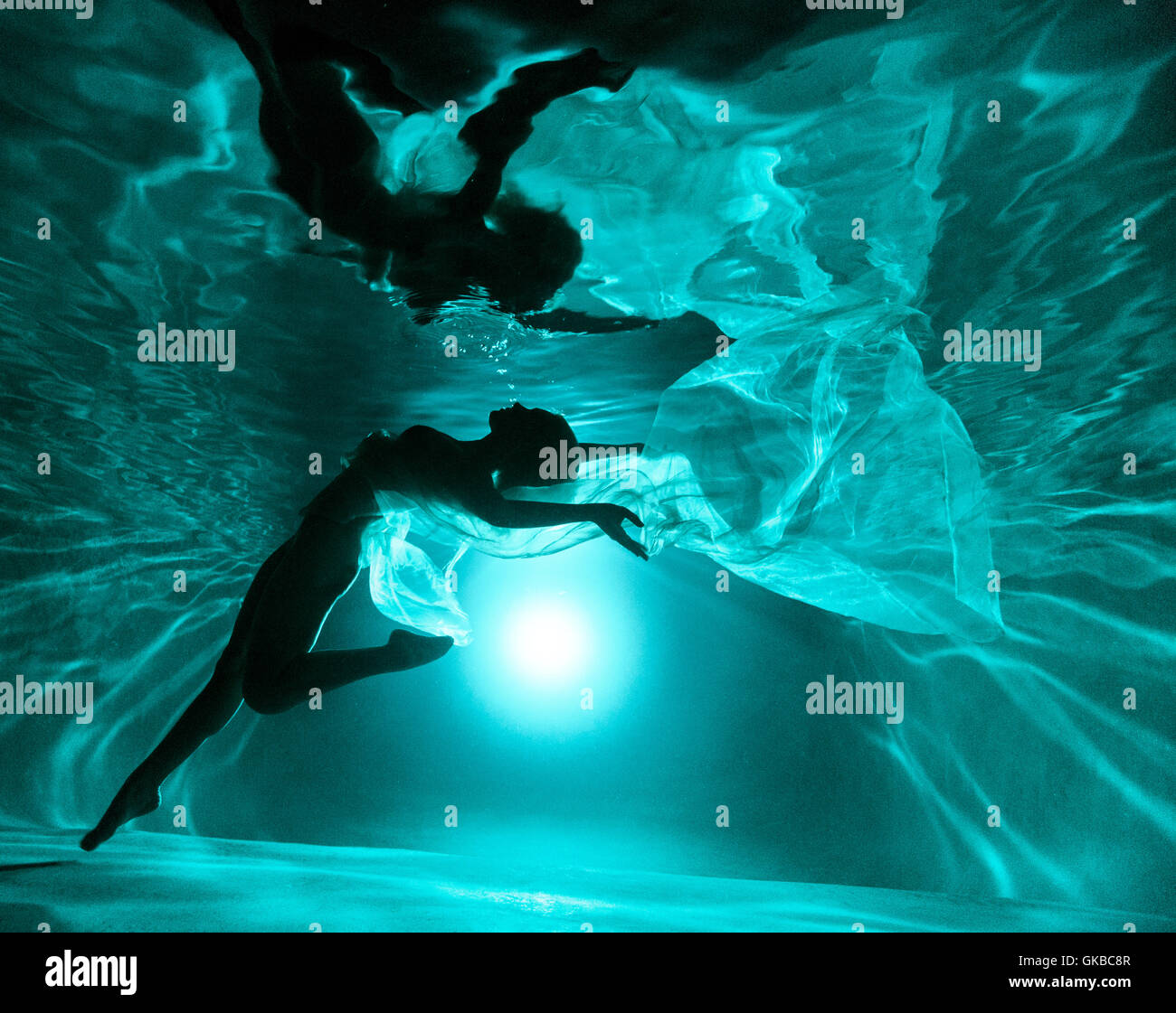 Silouette d'une femme dans une piscine la nuit, Virginia Beach, Virginia Banque D'Images