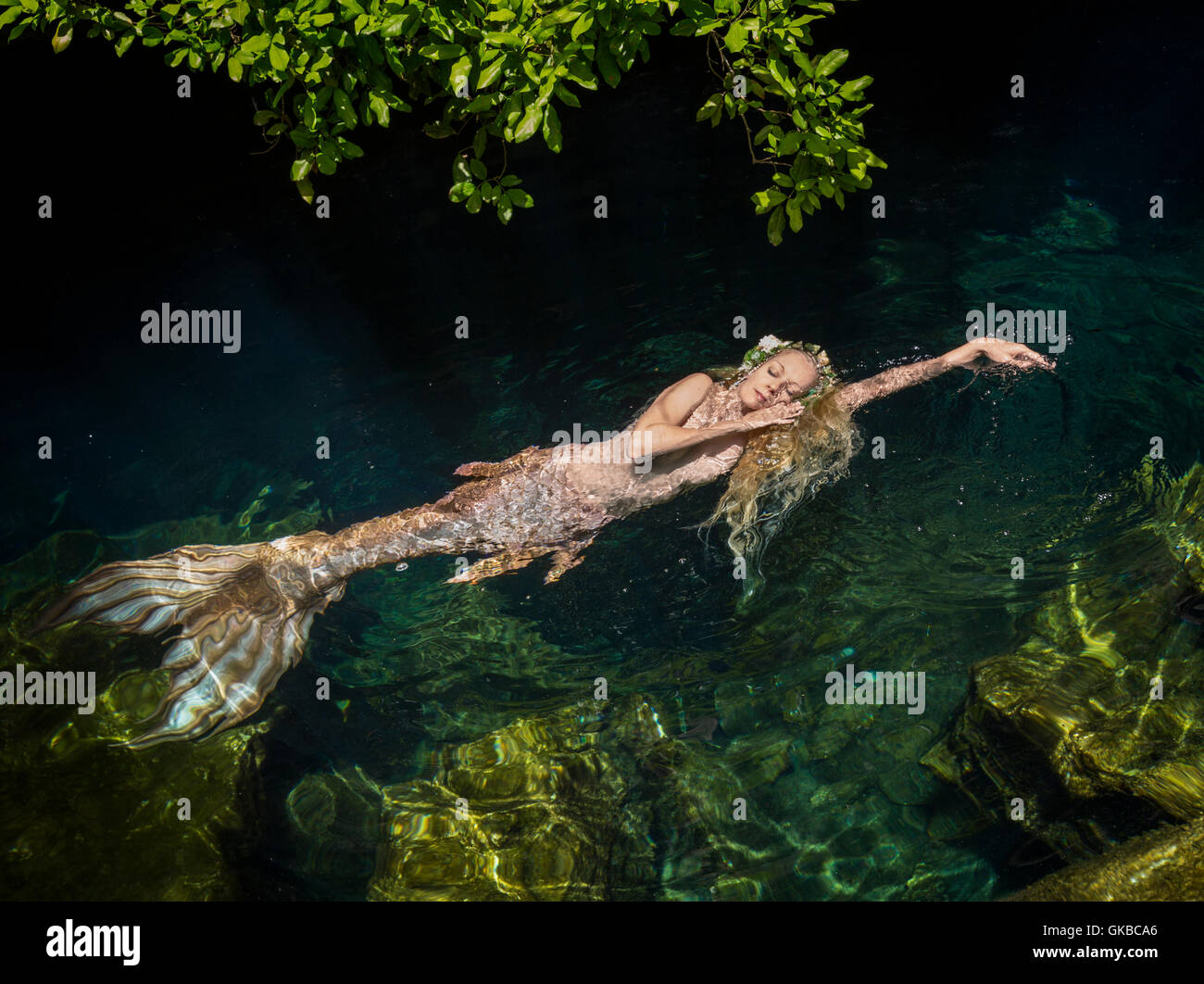 Sleeping mermaid flottant à la surface des eaux Banque D'Images