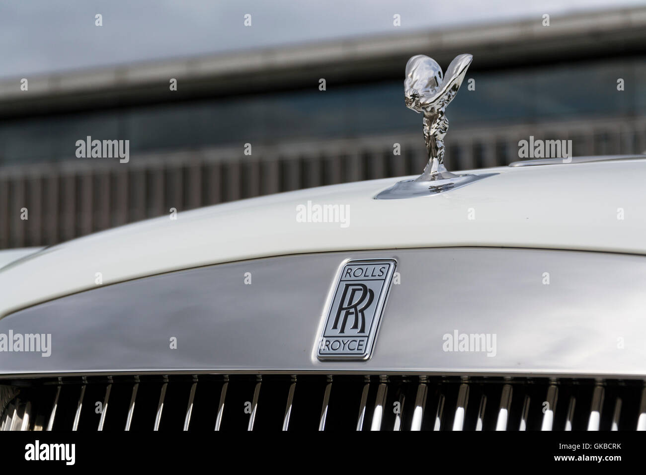 Rolls-Royce Ghost se tient juste en face de l'usine automobile de Goodwood le 11 août 2016 dans Westhampnet, Royaume-Uni. Banque D'Images