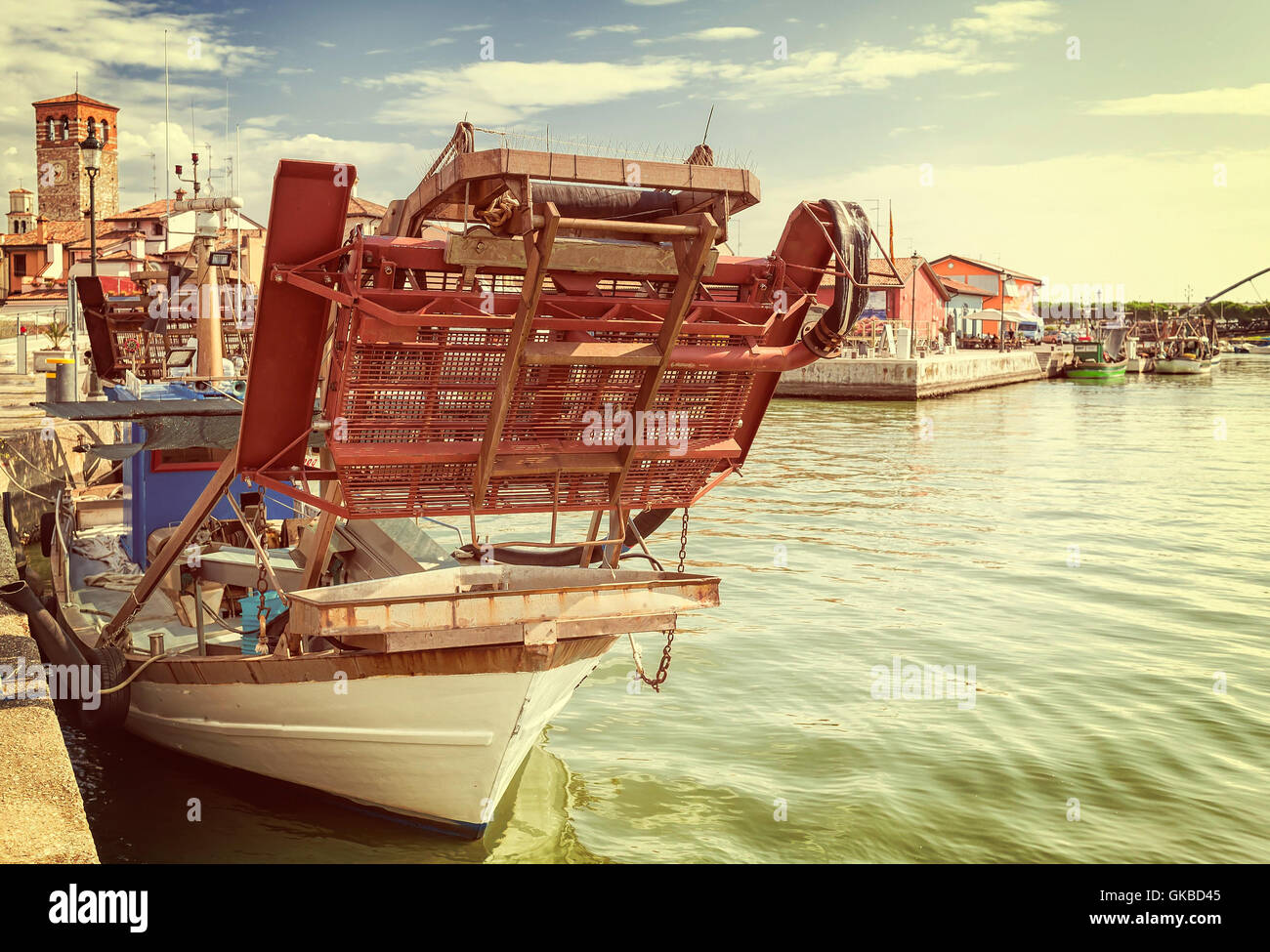 Style vintage.Dredge souffleur pour la pêche des mollusques bivalves monté sur un bateau de pêche Banque D'Images