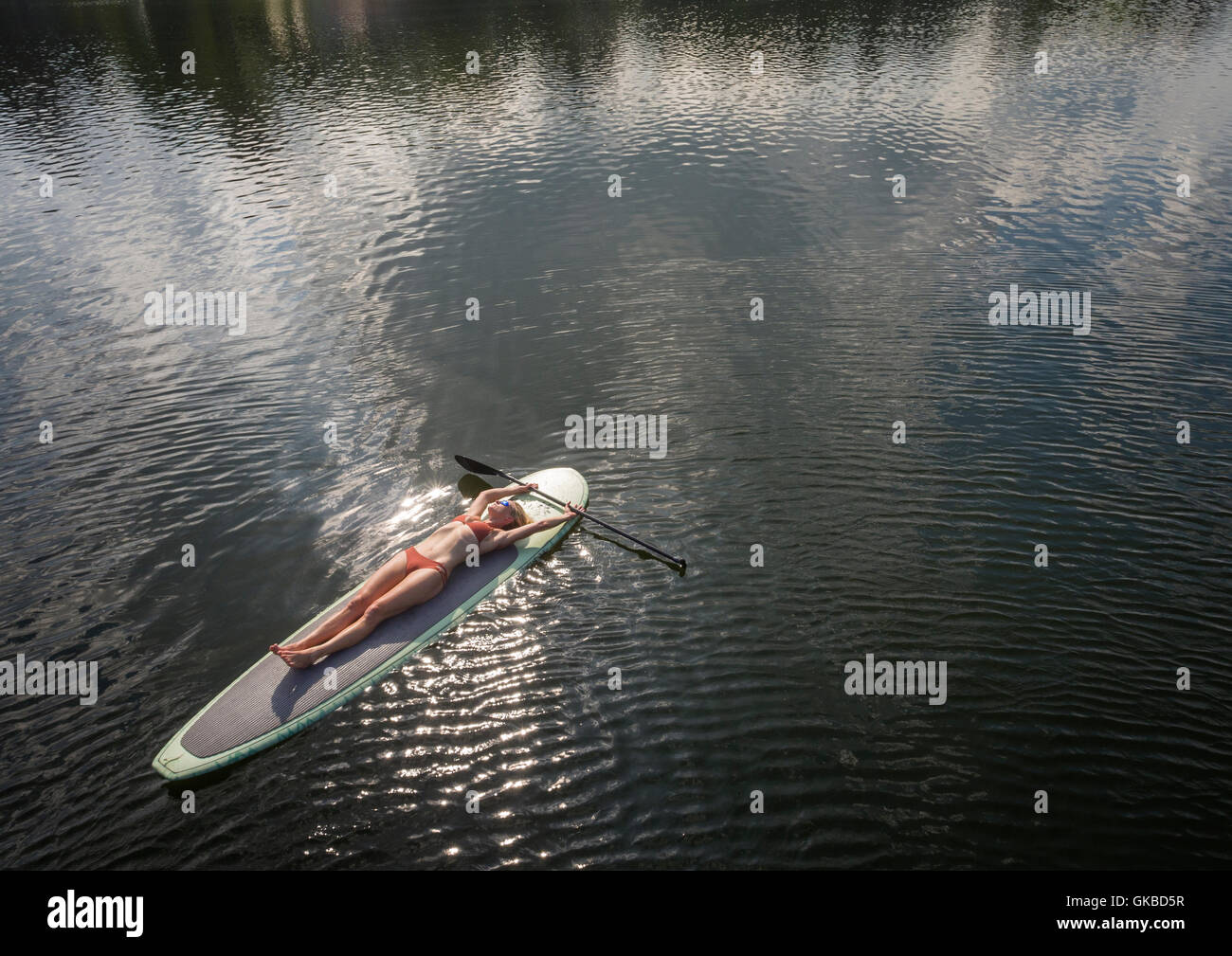 D'une femme aérienne portant sur un stand up paddle board à Crystal Lake, Virginia Beach, VA Banque D'Images