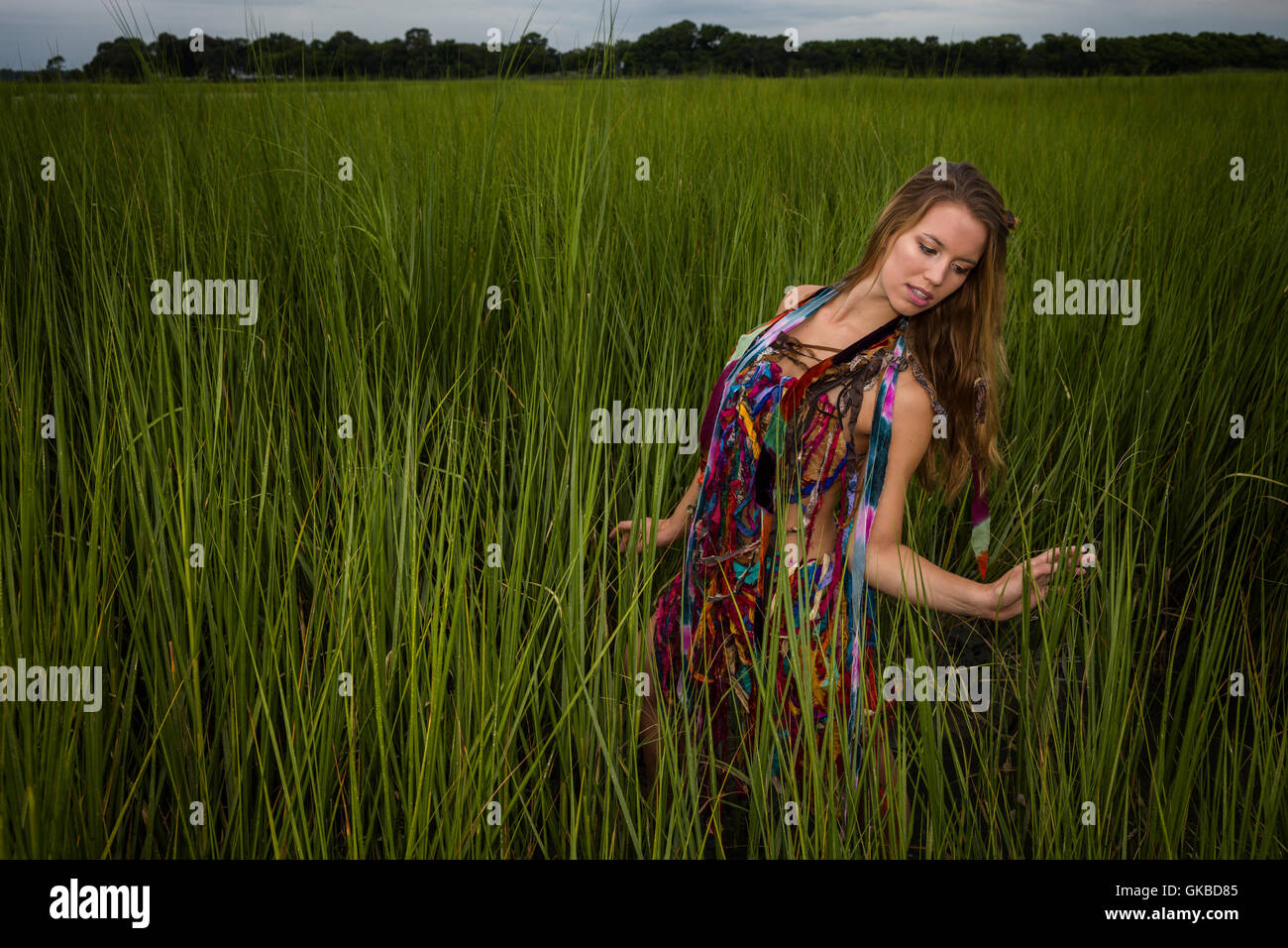 Jeune femme dans l'herbe verte, Virginia Beach, VA Banque D'Images