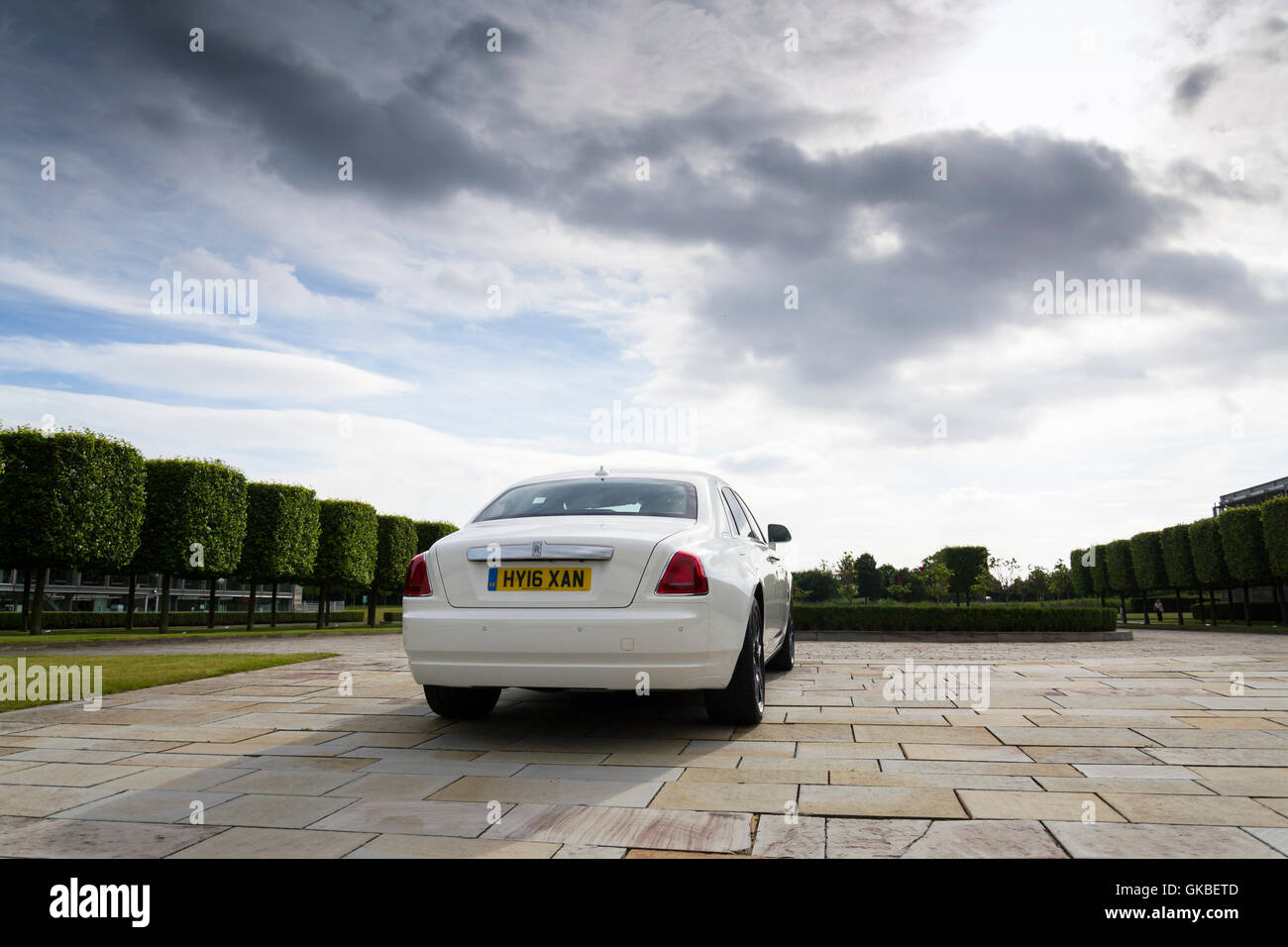 Rolls-Royce Ghost se tient juste en face de l'usine automobile de Goodwood le 11 août 2016 dans Westhampnet, Royaume-Uni. Banque D'Images