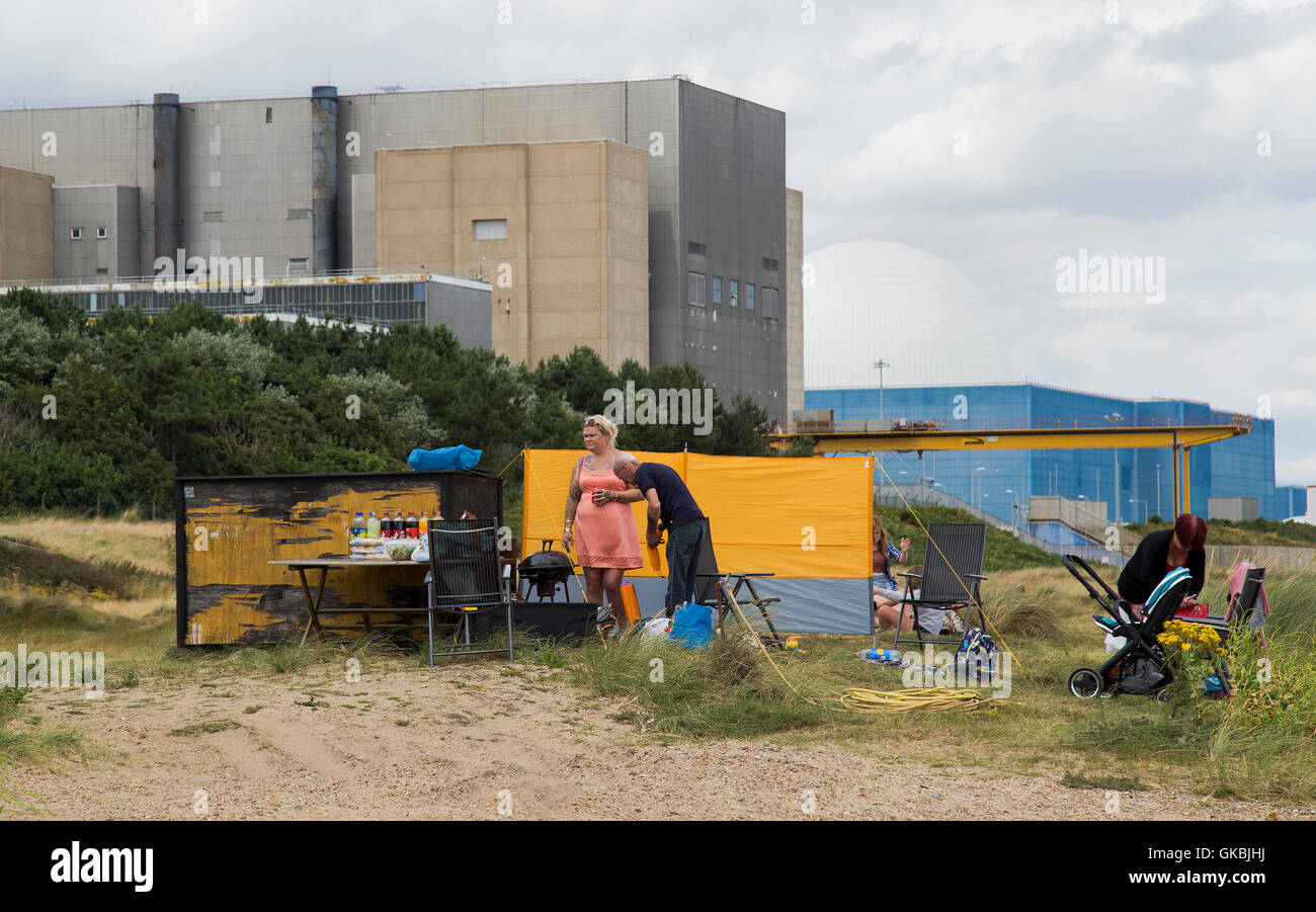 Famille sur la plage de Sizewell dans Suffolk Angleterre Banque D'Images