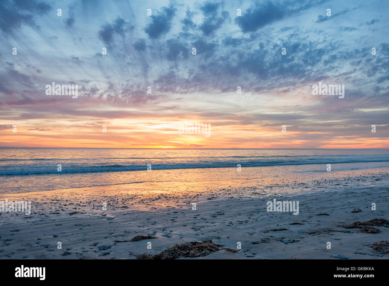Coucher du soleil à Aldinga (Australie-Méridionale) d'Adélaïde Beach où les gens peuvent trouver la solitude et la beauté dans l'environnement naturel. Banque D'Images
