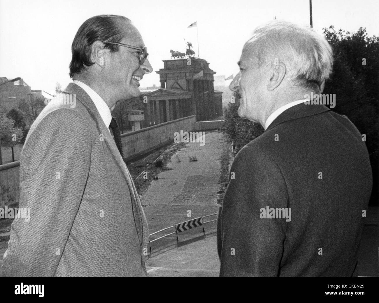 Le maire de Paris Jacques Chirac (l) et son homologue de Berlin Richard von Weizsäcker (r) a voir au mur de Berlin le 18 octobre 1983, en arrière-plan la porte de Brandebourg. Dans le monde d'utilisation | Banque D'Images