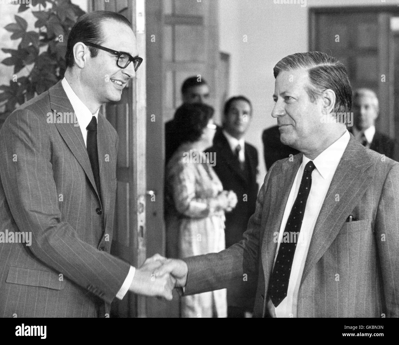 Le premier ministre français Jacques Chirac (g) et le chancelier allemand Helmut Schmidt (r) le 9 août 1974 à Bonn. Dans le monde d'utilisation | Banque D'Images