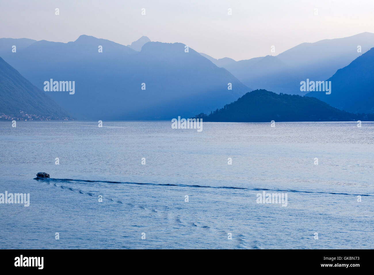 Cool et de l'atmosphère de la lumière du soir sur le lac de Côme, Lombardie, Italie. Banque D'Images