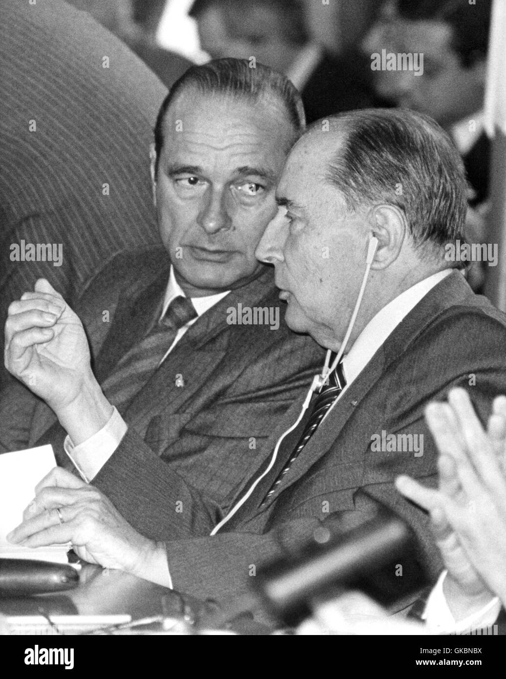 Le président français François Mitterrand (r) et le premier ministre Jacques Chirac fréquentant des consultations allemand le 28 octobre 1986 à Francfort. Dans le monde d'utilisation | Banque D'Images