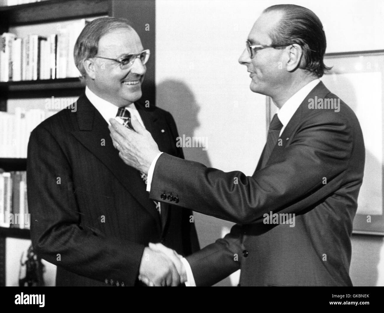 Le président du parti allemand Helmut Kohl (CDU) (l) et chef du parti français Jacques Chirac (r) le 11 octobre 1978 à Bonn. Dans le monde d'utilisation | Banque D'Images