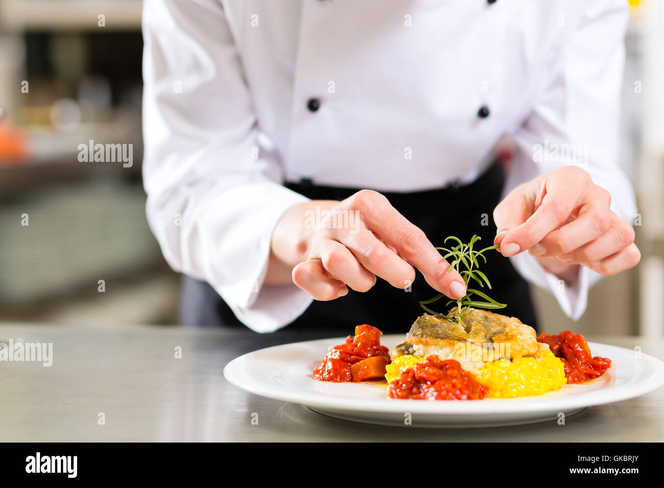 Cook cook dans un restaurant ou un hôtel tout en cuisine Banque D'Images