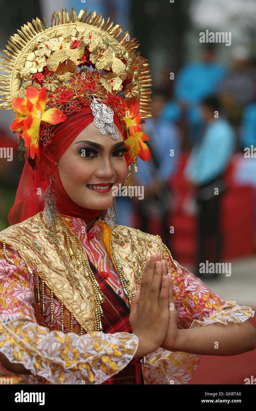 Les filles utilisées dans la mode traditionnelle Minang Pariaman, à l'Ouest de Sumatra, en Indonésie. Photo par Yuli Seperi/Alamy Banque D'Images