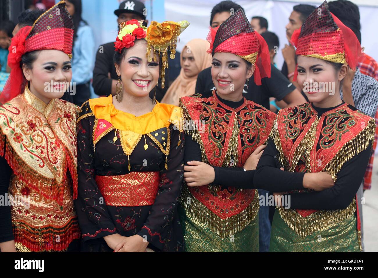 Les filles utilisées dans la mode traditionnelle Minang Pariaman, à l'Ouest de Sumatra, en Indonésie. Photo par Yuli Seperi/Alamy Banque D'Images