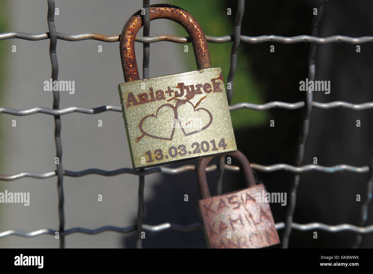 Blocage de mariage sur un pont. Les noms des jeunes mariés au château Banque D'Images