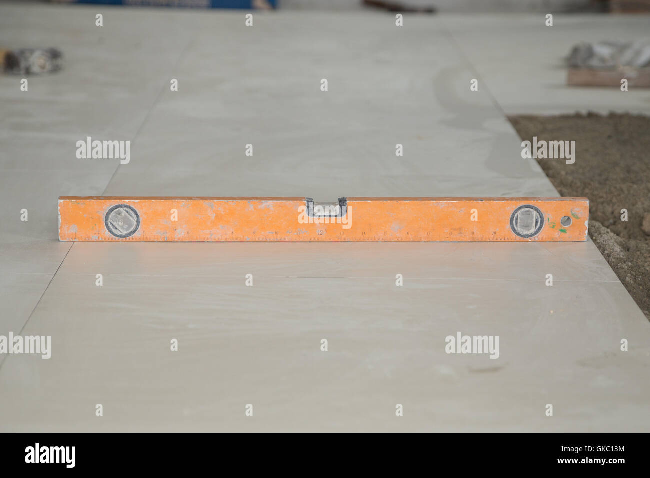 Le niveau à bulle d'outil sur carreau de sol at construction site Banque D'Images