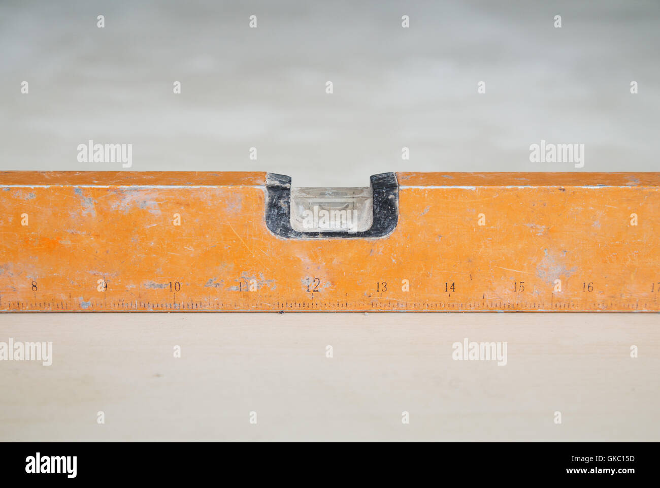 Le niveau à bulle d'outil sur carreau de sol at construction site Banque D'Images