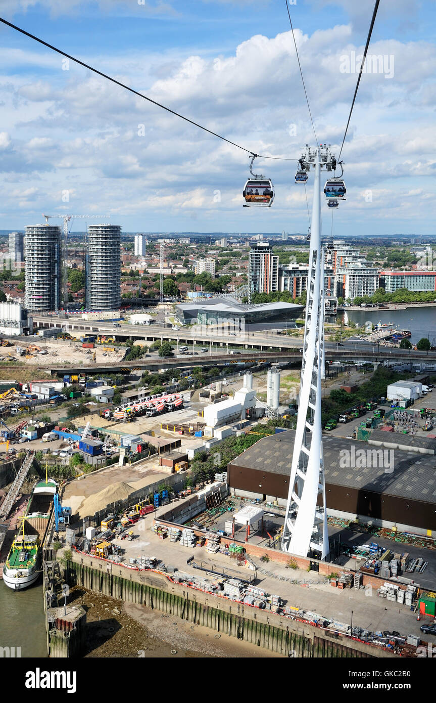 Vue aérienne des Docklands de Londres depuis le passage du téléphérique Emirates, en regardant vers le nord Banque D'Images