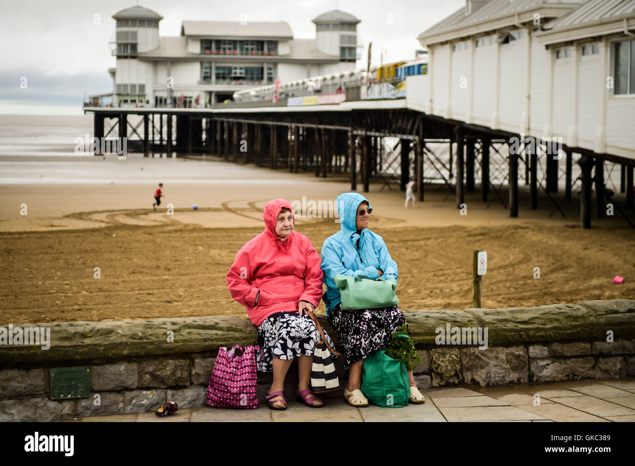 Deux dames s'asseoir sur la promenade de front de mer à Weston-super-Mare, où un changement de température s'est imposé dans la ville balnéaire de Somerset et Nath19 Remplacer le soleil chaud des conditions de ces derniers jours. Banque D'Images