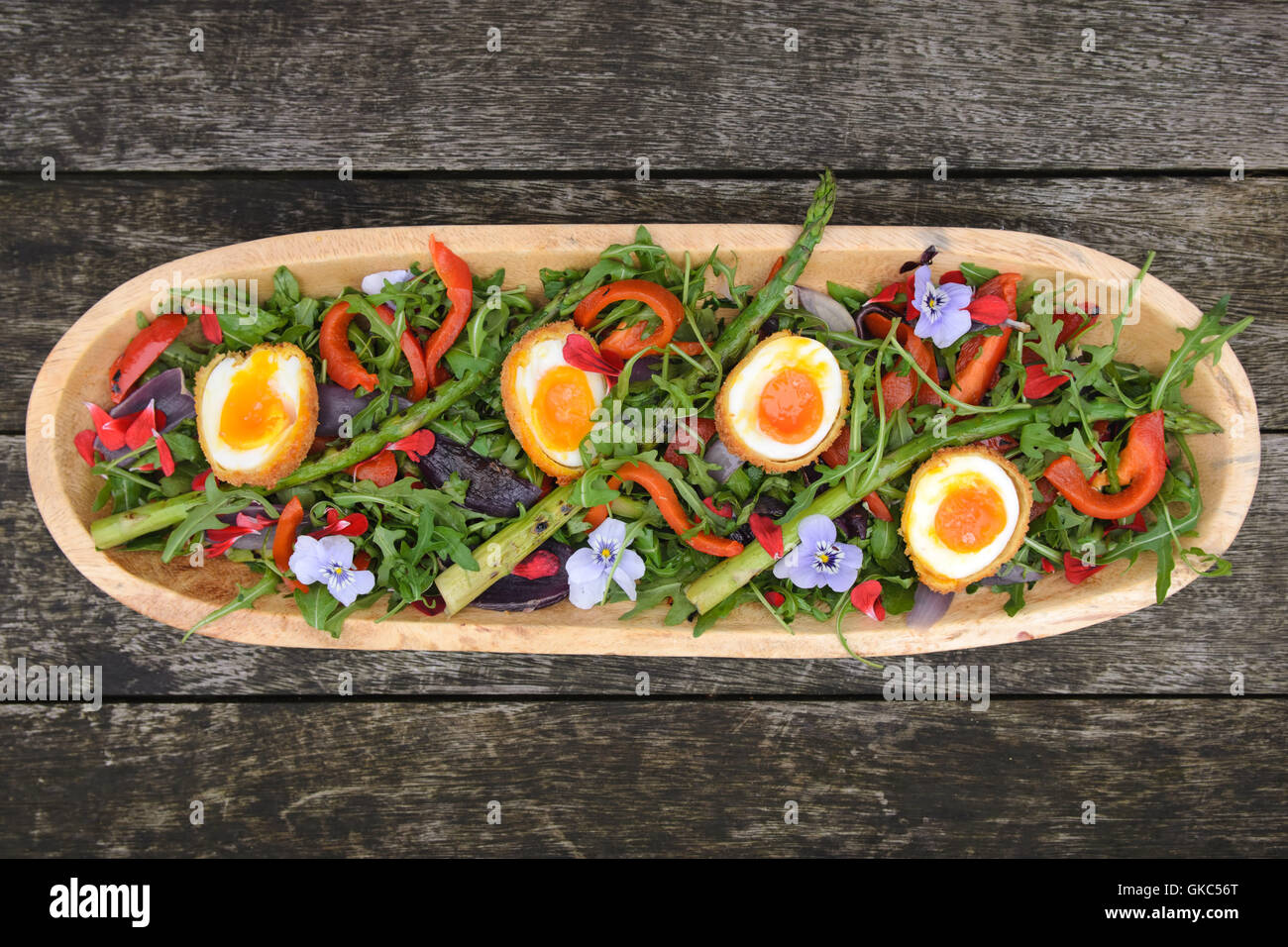 Et Légumes salade d'œufs aux asperges dans bol en bois Banque D'Images