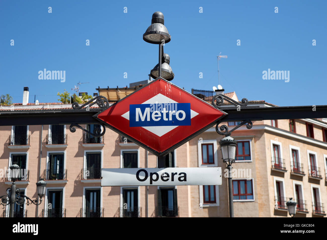 Métro opéra affiche à l'extérieur de l'Opéra (Teatro Real), Madrid, Espagne Banque D'Images