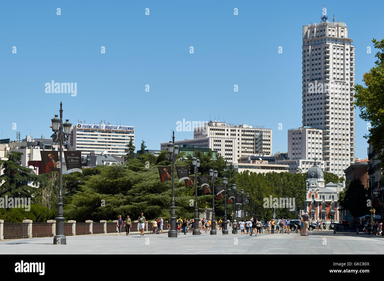 Calle Bailen à côté du Palais Royal à la vers la Plaza de España, Madrid, Espagne Banque D'Images