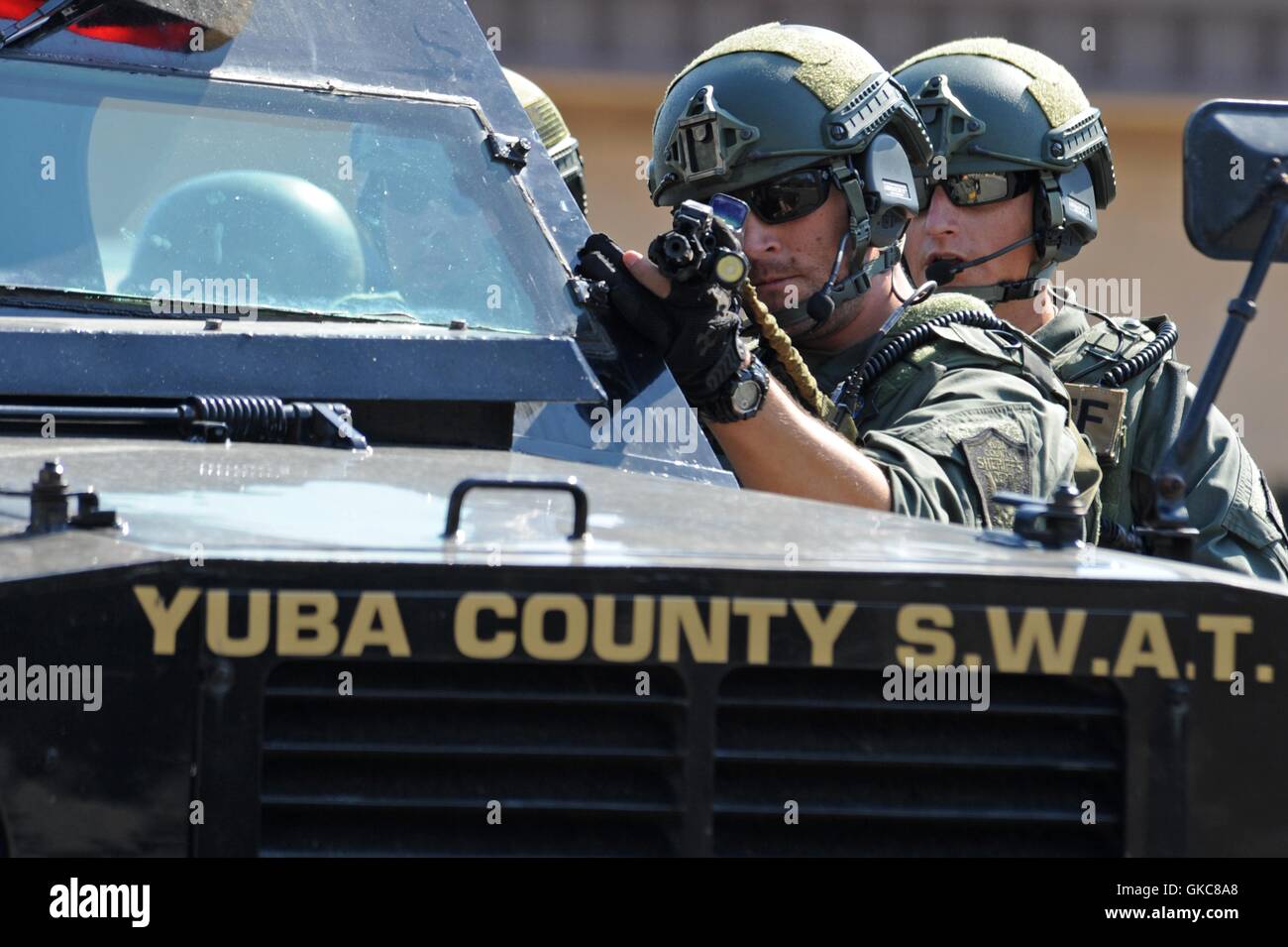 Yuba County Sheriff's Department membre SWAT tire son arme et évalue les lieux d'un tireur actif au cours de l'exercice de style militaire la formation à Beale Air Force Base, 17 août 2016 à Yuba, en Californie. Banque D'Images