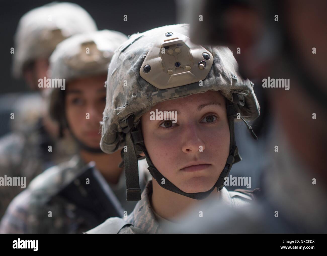 Une femme à l'écoute des aviateurs américains un exposé par le général Joseph F. Dunford Jr., au cours d'un exercice sur le terrain de Incirlik Air Base 2 août 2016 en Turquie, Incirlik. Dunford a condamné la récente tentative de coup sur le gouvernement turc. Banque D'Images