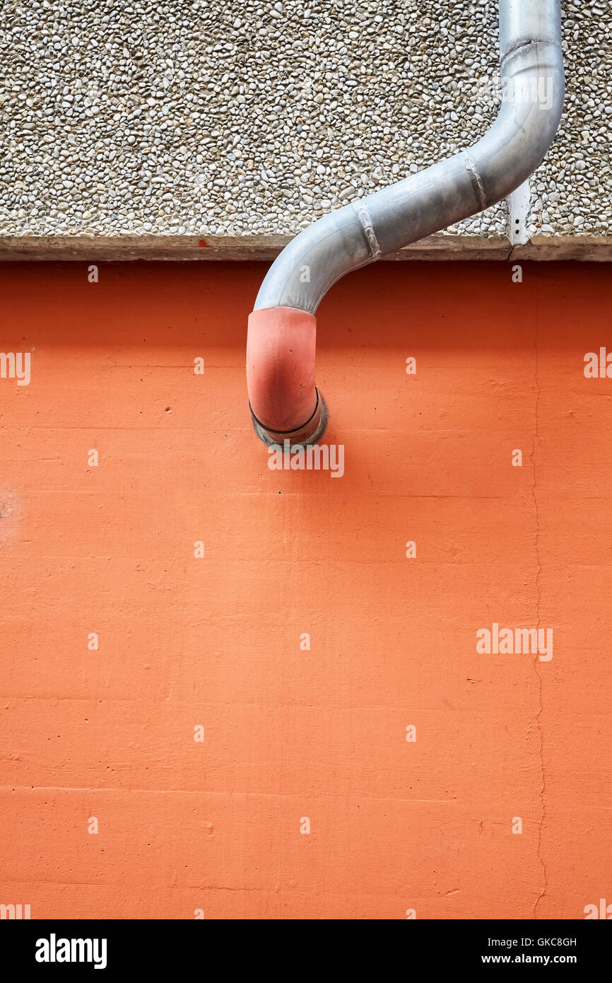 Close up photo de vieux mur avec gouttière ou tuyau, abstrait architecture fond. Banque D'Images