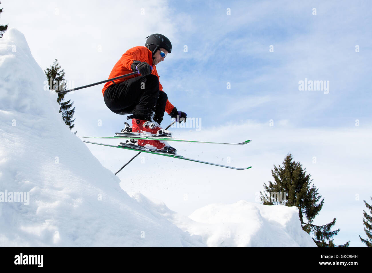 skieur en saut Banque D'Images