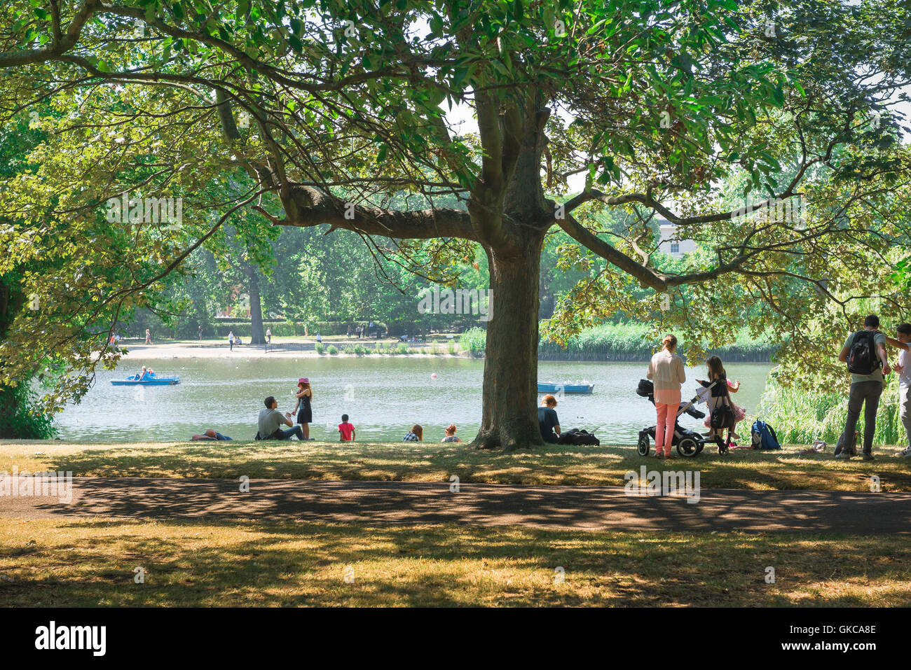 Pique-nique en famille Londres, vue sur un après-midi d'été de touristes ayant un pique-nique à côté du lac de plaisance de Regent's Park, London, UK. Banque D'Images