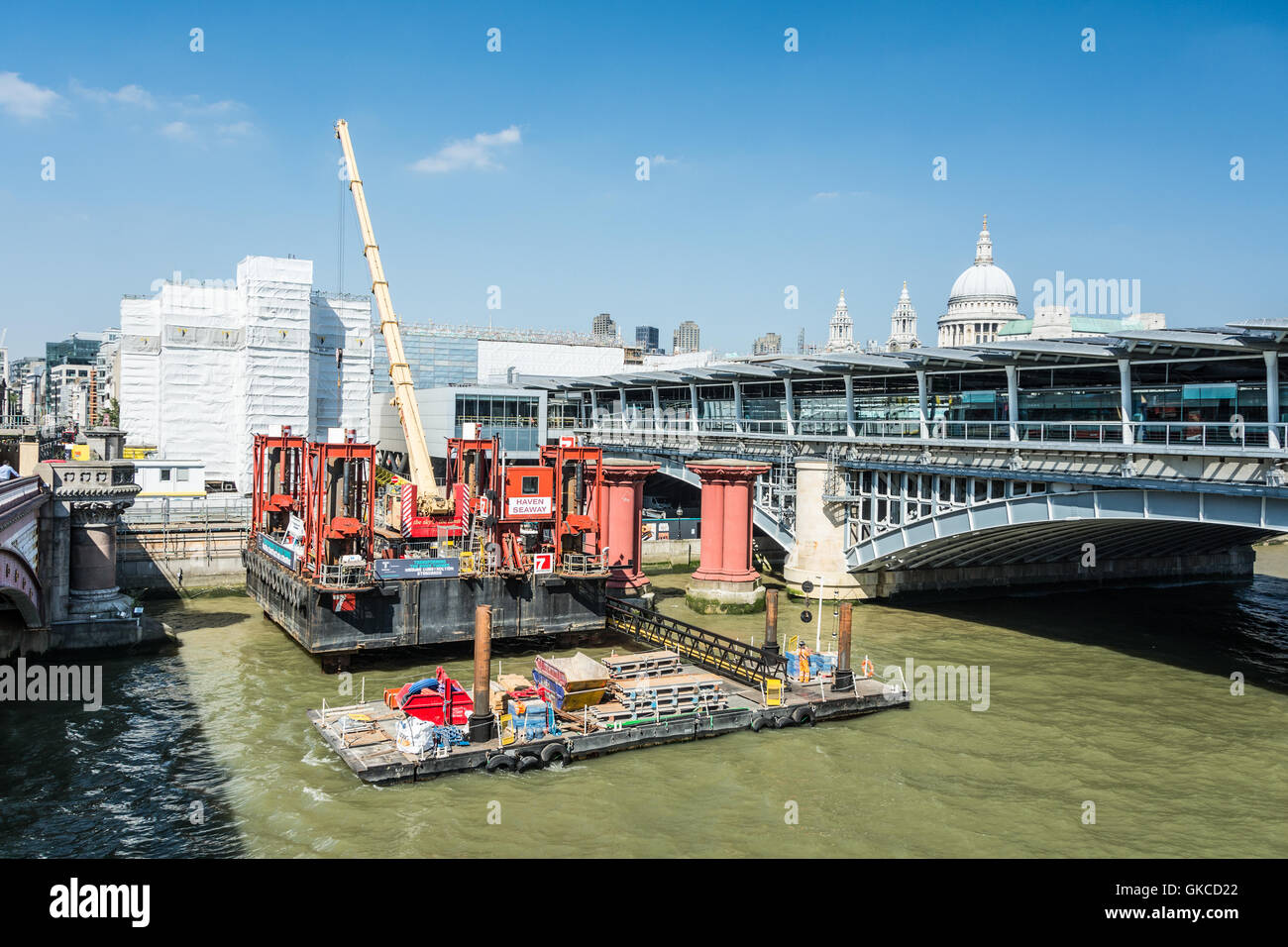 Construction de la Tamise à côté d'égouts Super Canon Street gare à Londres, Royaume-Uni. Banque D'Images
