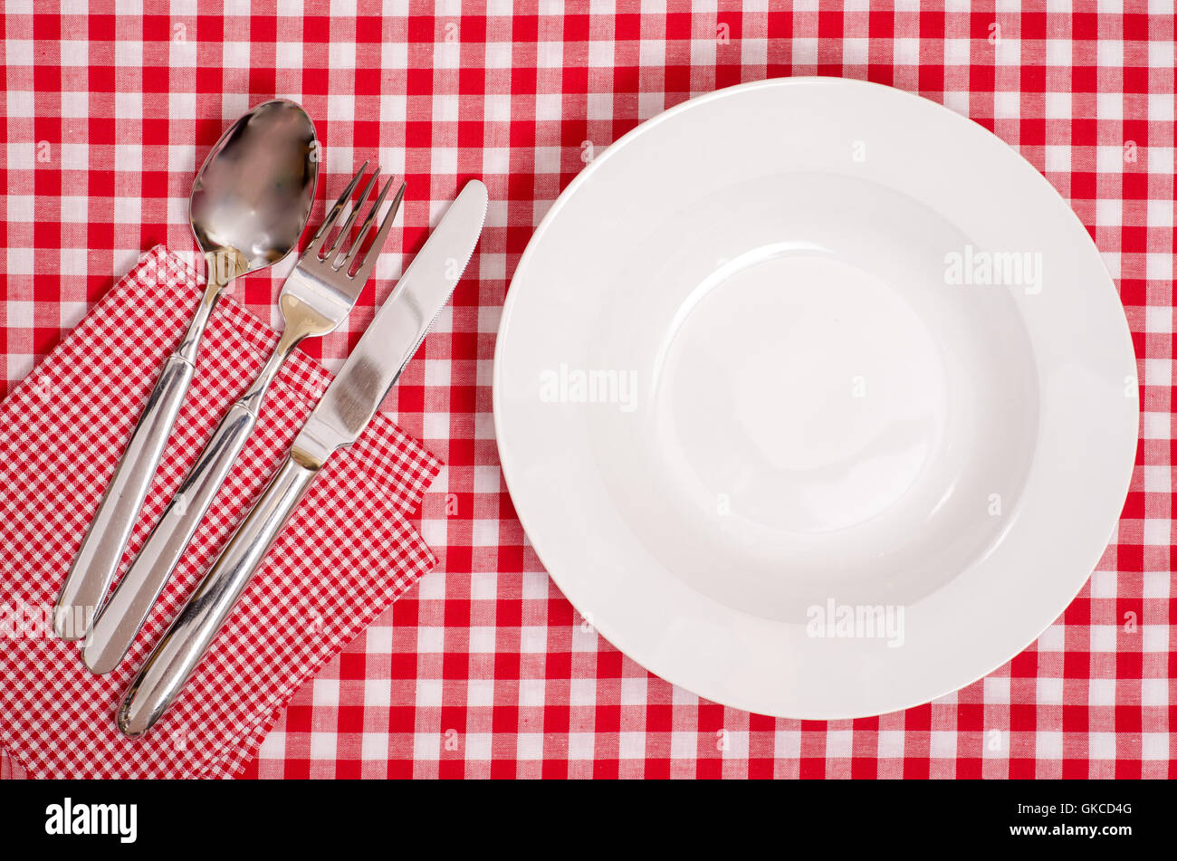 Les plaques blanches et couverts Banque D'Images