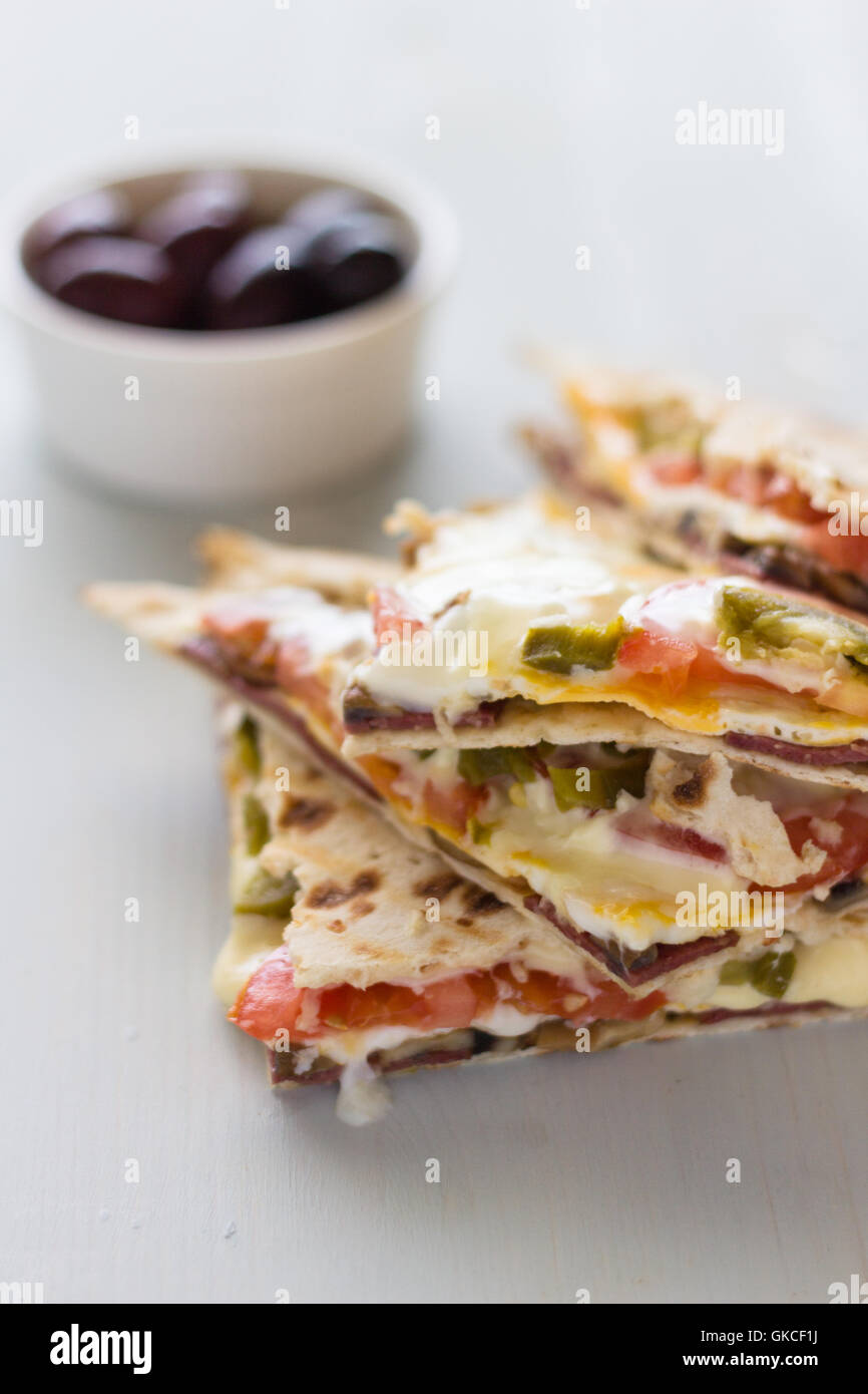 Pains plats de pepperoni, tomates, jalapeno et le fromage. Banque D'Images Pains plats de pepperoni, tomates, jalapeno et le fromage. Banque D'Images