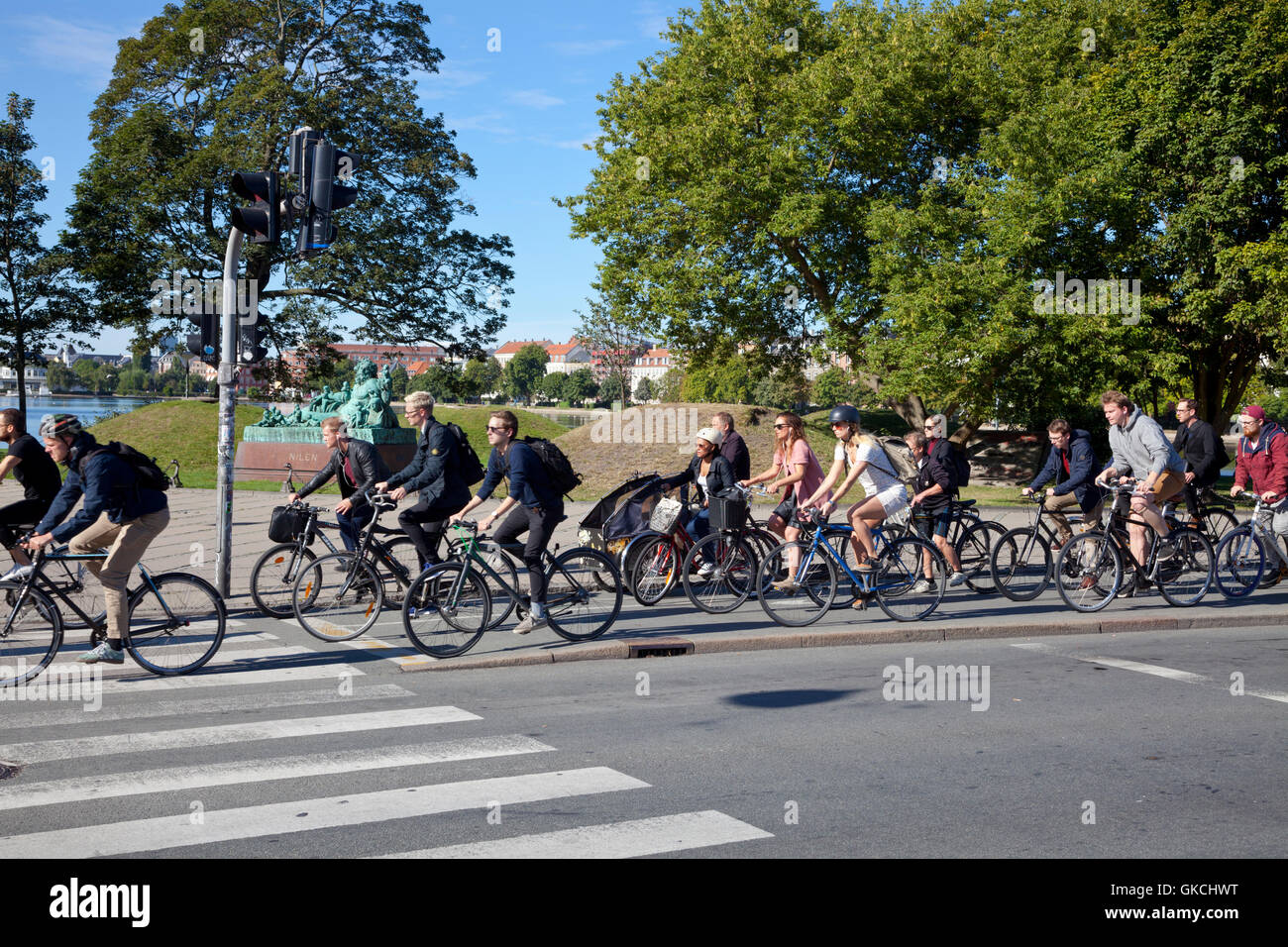 En fin de matinée d'été sur la pointe de vélo piste cyclable au achalandés les lacs, Frederiksborggade, Søtorvet, vers le centre de Copenhague, Danemark Banque D'Images