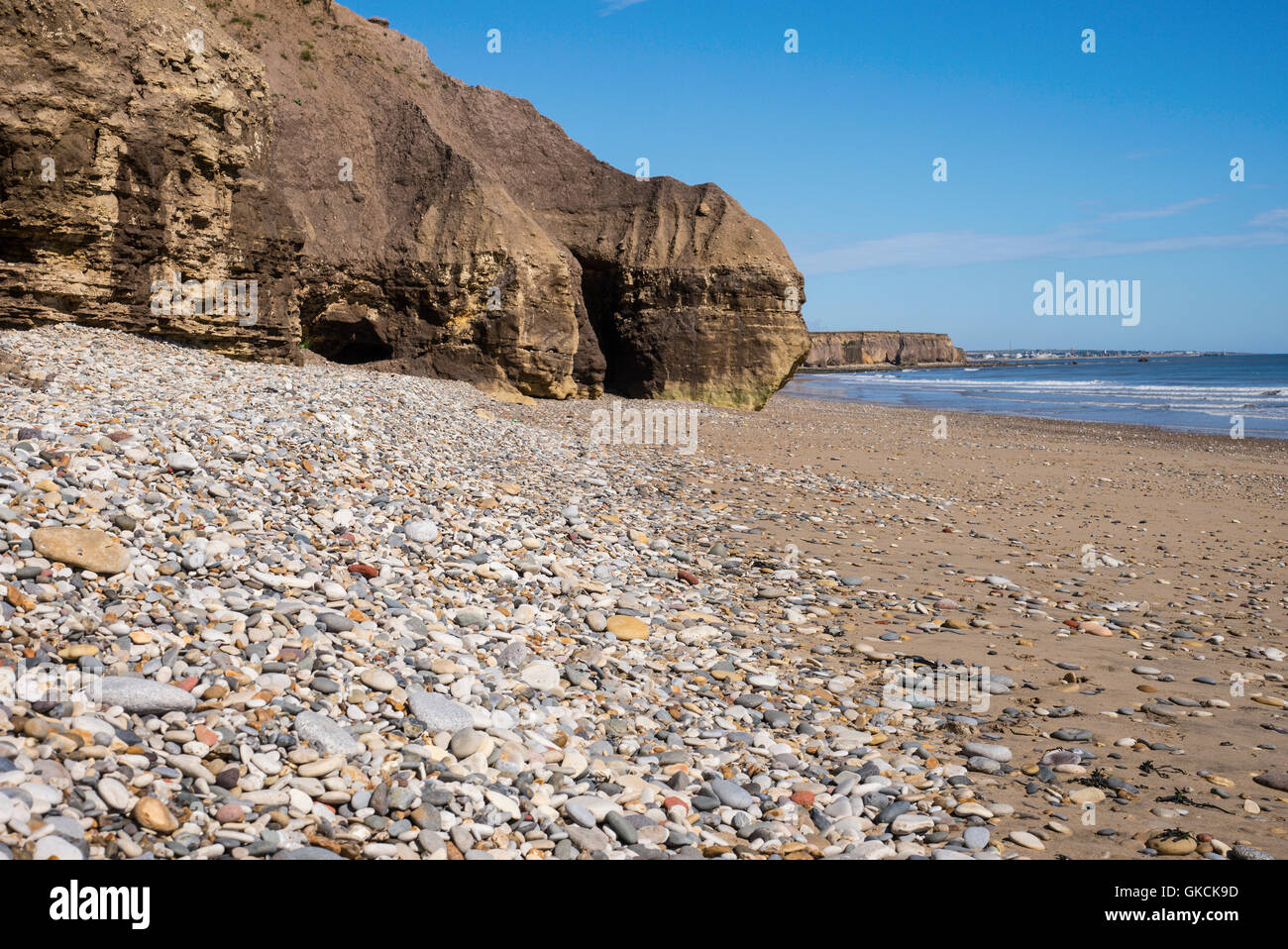 Les falaises de calcaire de couleur jaune magnésiennes rock à Seaham Beach, comté de Durham, Royaume-Uni Banque D'Images