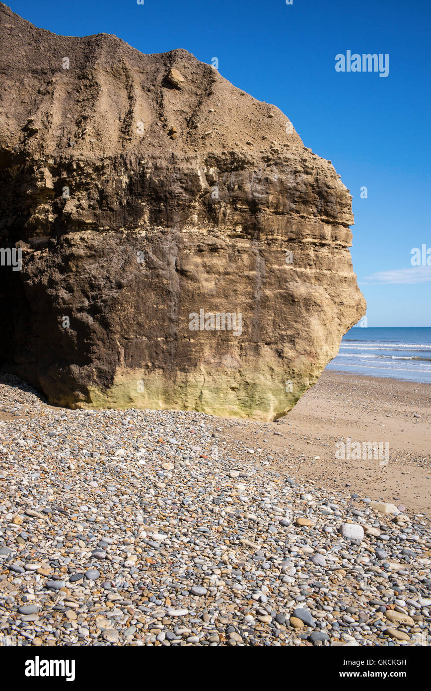 Les falaises de calcaire de couleur jaune magnésiennes rock à Seaham Beach, comté de Durham, Royaume-Uni Banque D'Images