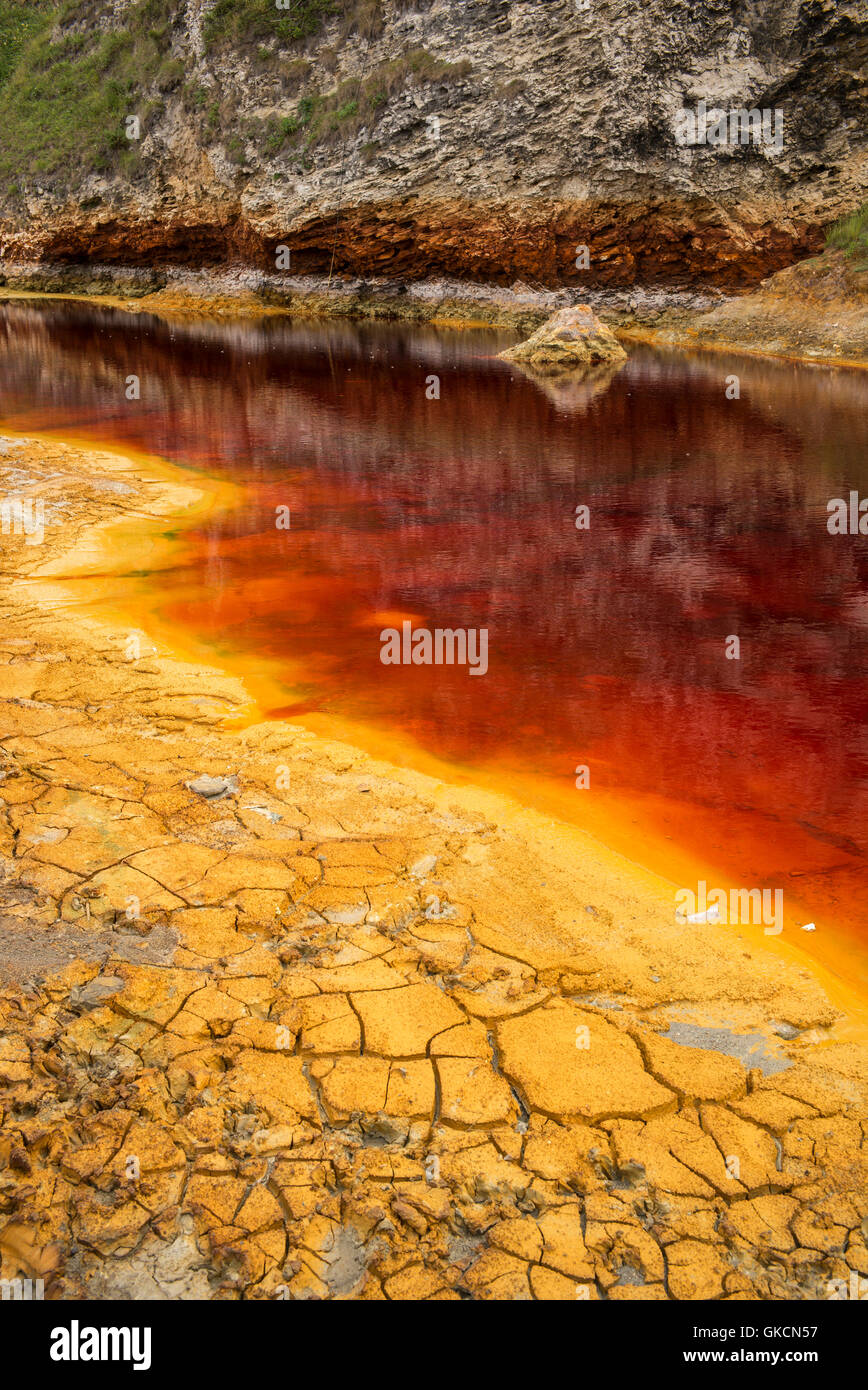 L'eau polluée par les résidus de déchets provenant des mines de charbon qui ont été déversées sur Blast Beach, comté de Durham, Royaume-Uni Banque D'Images