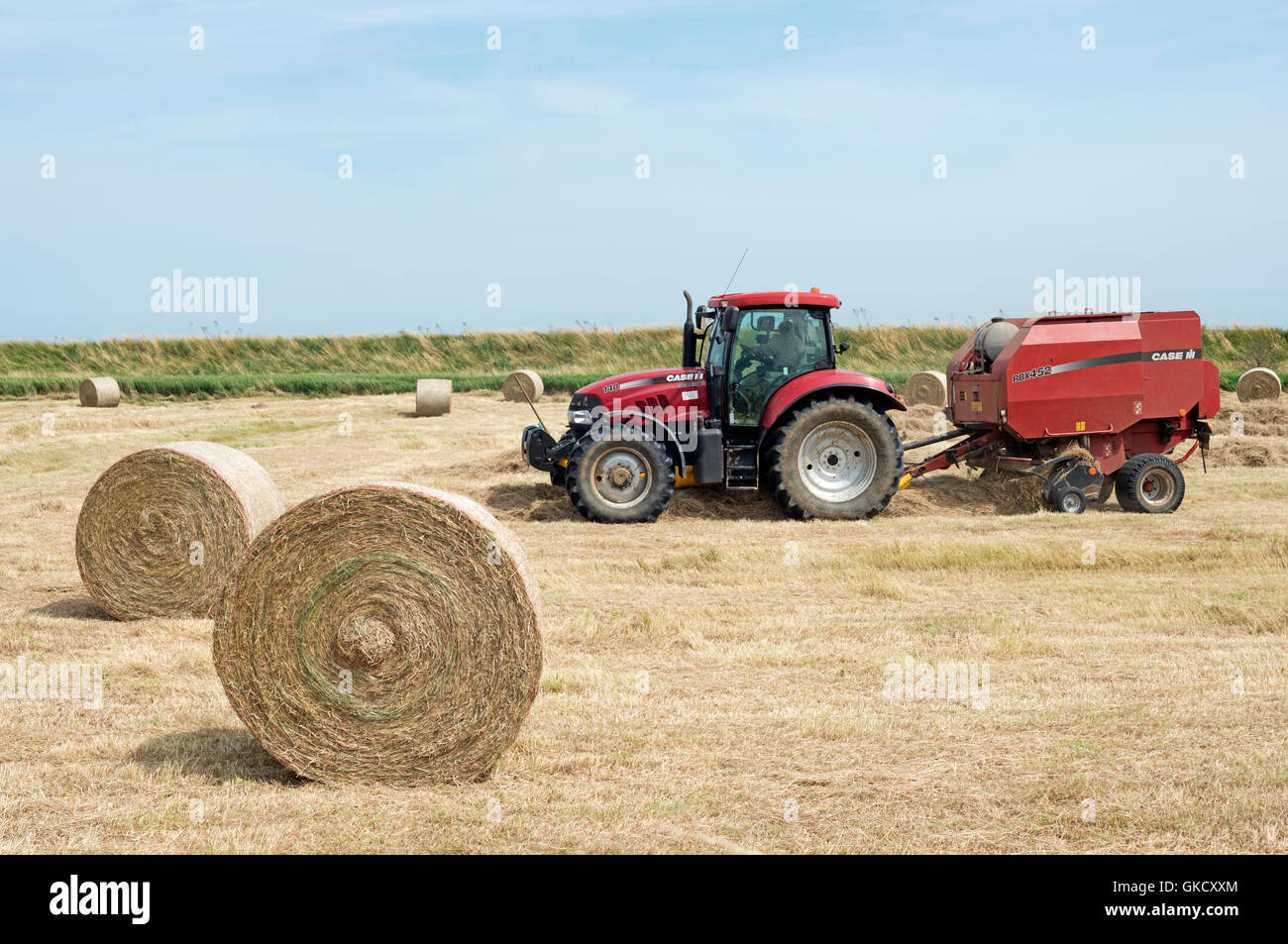 Tracteur 140 cas et RBX452 mise en balles de foin Banque D'Images