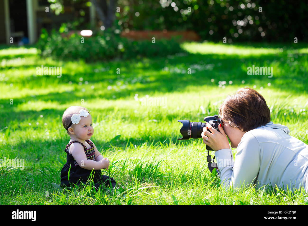 Photographe Bebe Avec Equipement Photo Professionnel Faisant Une Seance Photo D Une Fillette De 6 Mois Photo Stock Alamy